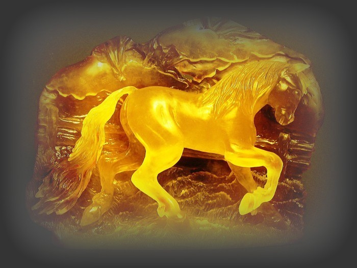 Amber Słupsk płaskorzeźba z bursztynu - Bursztynowy Koń